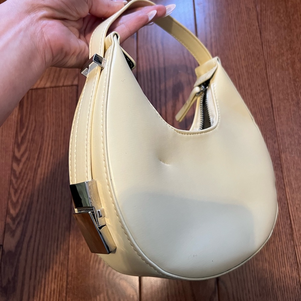 Yellow accent purse!